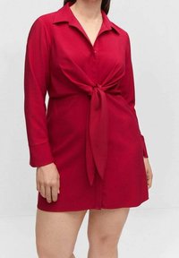 Rotes Hemdkleid mit Kragen, langen Ärmeln und einem Knoten-Detail an der Vorderseite. Hergestellt aus einem glatten Stoff, bietet es eine taillierte Passform und reicht bis oberhalb des Knies.