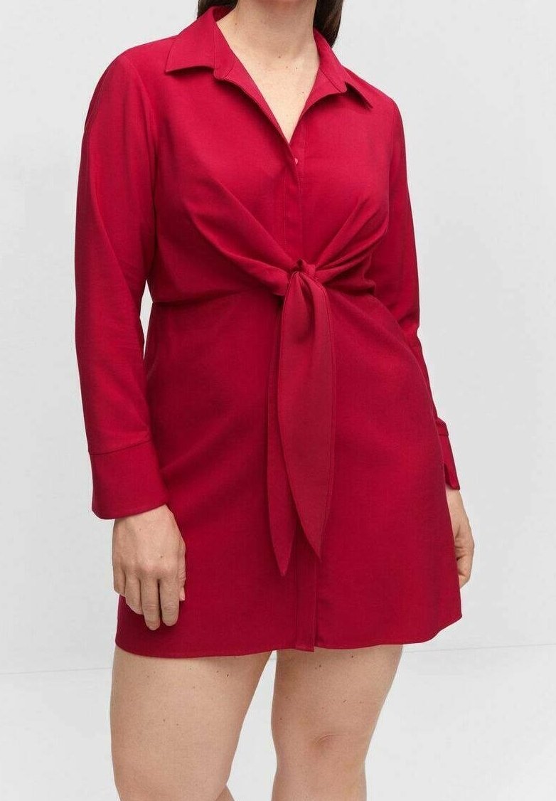 Vestido rojo de camisa con cuello, mangas largas y un detalle de nudo en el frente. Hecho de una tela suave, presenta un corte entallado y es de largo por encima de la rodilla.