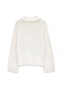 Suéter blanco de punto con un cuello doblado, diseño corto y puños y dobladillo acanalados. Textura suave con sutiles variaciones de tonalidad.