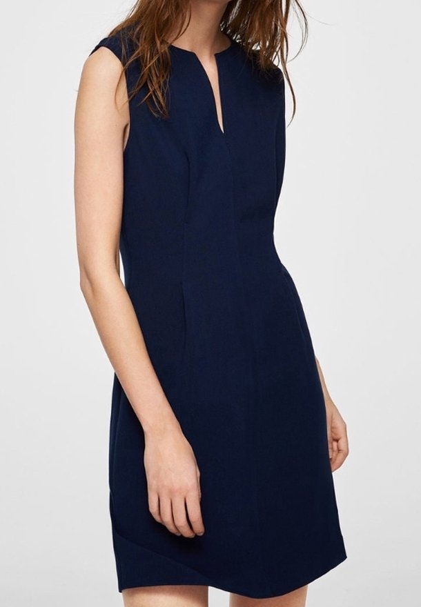Robe sans manches bleu marine avec un décolleté en V, une silhouette ajustée, des coutures discrètes et une texture lisse. Aucuns motifs ou embellissements visibles.