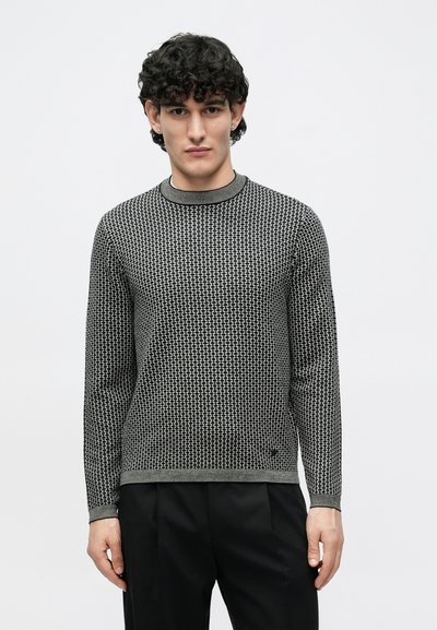 Melnā un baltā krāsā rakstains džemperis ar apaļu kakla izgriezumu, garām piedurknēm un ribotiem aproču galiem. Gluda tekstūra un pieguļošs dizains.