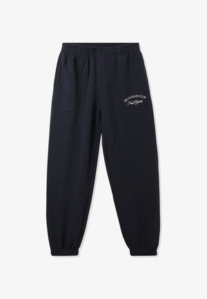 Pantaloni da tuta blu navy con vita elasticizzata, polsini a coste e logo ricamato "Exclusive Club New York" sul lato sinistro superiore.