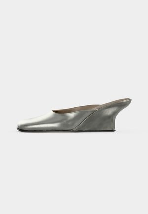 BY FAR, CAROO CLOSED TOE - Ciabattine con tacco - metallic