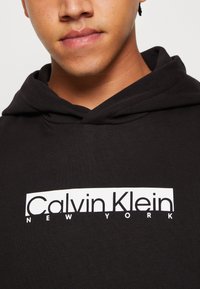Calvin Klein NEW YORK BOX LOGO - Huppari - black