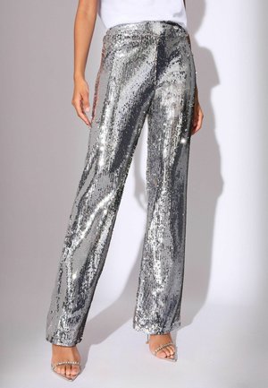 Srebrne široke hlače s šljokicama, glatke teksture, s elastičnim pojasom i suptilnim sjajem šljokica.
