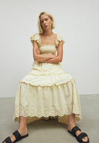 Next REGULAR FIT - Maxikleid - yellow