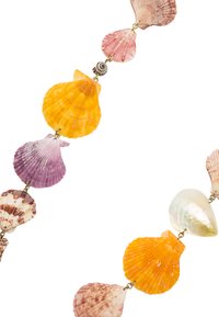 Wielokolorowy dekoracyjny naszyjnik z muszelkami w odcieniach pomarańczowym, fioletowym i różowym, z centralną muszelką perłowoczą i metalowymi akcentami.
