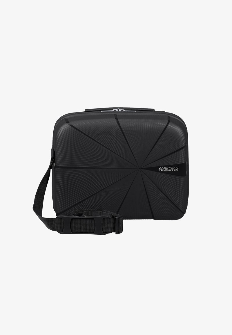 Étui rigide noir avec un design angulaire texturé. Équipé d'une sangle amovible et d'une tirette de fermeture éclair en argent. Forme compacte et rectangulaire.