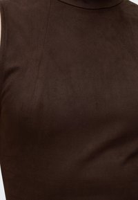 Haut sans manches marron foncé avec un col montant, en tissu doux semblable au daim, présentant une légère texture et des détails de coutures.