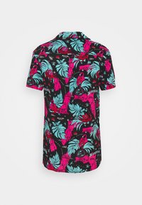 Korte mouwen overhemd met een zwarte achtergrond en levendige roze flamingo's en blauwe tropische bladeren, all-over print ontwerp.
