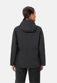 Giacca nera impermeabile con cappuccio, caratterizzata da una texture liscia, una silhouette aderente e dettagli delle cuciture. Design standard nella parte posteriore.