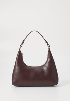 Bolsa de couro borgonha com forma estruturada, alça curva e fecho dourado. Apresenta um padrão de diamante subtil em toda a superfície.