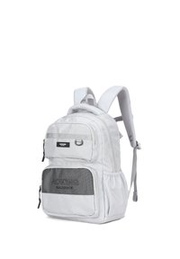 Zaino in tessuto grigio chiaro con spallacci imbottiti, tasca frontale in rete e manico superiore. Presenta cerniere e marchio sulla tasca frontale.