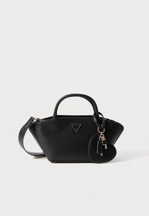 Bolsa preta feita de material sintético texturizado, com um logótipo triangular, duas alças superiores, alça de ombro destacável e detalhes em forma de chaveiro.