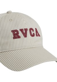Cappello beige a righe con logo "RVCA" ricamato in rosso. Presenta una visiera curva e una fibbia regolabile sul retro. Realizzato in materiale misto cotone.