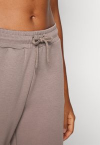 ONLY Play ONPLOUNGE LIFE REG NOOS - Joggebukse - brown