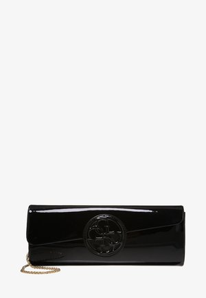 Pochette rectangulaire noire brillante avec un logo circulaire embossé sur le devant et une chaîne dorée partiellement visible.