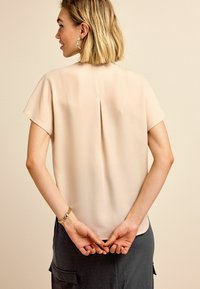 Next SHORT SLEEVE OVERHEAD STANDARD - Bluse - stone/natural
