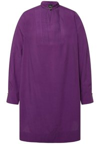 Paarse tuniek met lange mouwen en een mandarinakraag, met verticale plooien en knoopdetails op de mouwen. Gemaakt van een lichtgewicht stof.