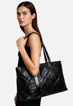 Borsa a tracolla trapuntata nera realizzata in materiale testurizzato, con dettagli logo e doppio manico. La borsa ha una forma strutturata con dettagli a contrasto.