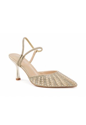 Zapato dorado de tacón alto con tira trasera y puntera puntiaguda, decorado con perlas y pequeños cristales en un patrón a rayas.