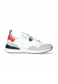 Zapatilla blanca con acentos en rojo, azul marino y gris. Presenta una parte superior texturizada, un collar acolchado y una suela de goma con detalle de agarre.