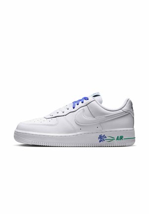 Biały niski sneaker Nike Air Force 1 z niebieskimi sznurowadłami oraz niebieskimi kwiatowymi i zielonymi elementami logo "Air" na podeszwie w pobliżu pięty.