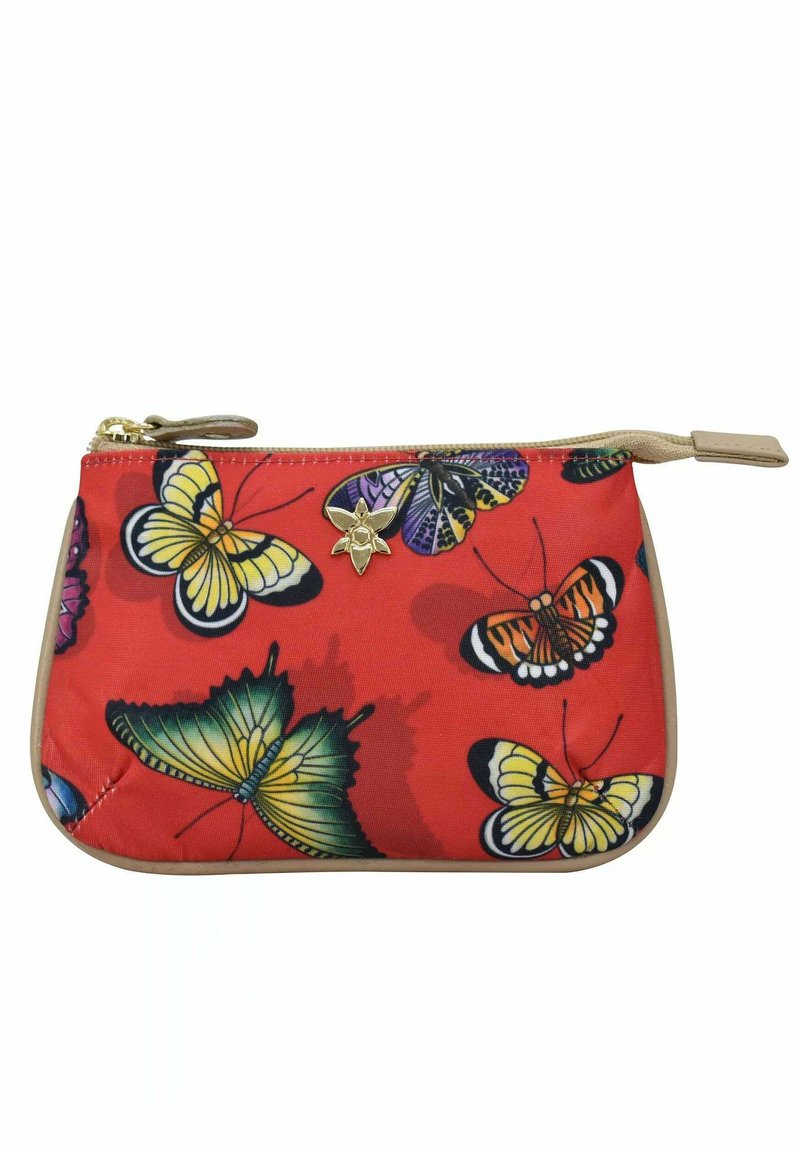 Rode met rits afgesloten pouch met een vlinderprint in verschillende kleuren, gouden hardware-accenten en een gemêleerd stoffen oppervlak.