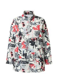 Kurtka na suwak z mieszanką czarnych, czerwonych i białych wzorów, w tym serc, okularów i typografii, wykonana z miękkiej, teksturowanej tkaniny.