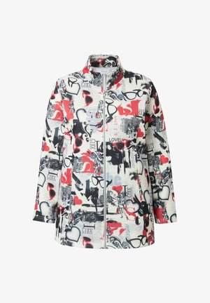 Jas met rits, uitgevoerd in een mix van zwarte, rode en witte prints, waaronder harten, brilletjes en typografie in een zachte, textuurrijke stof.