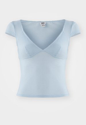 Jasnoniebieska dopasowana bluzka z krótkimi rękawami, dekoltem w kształcie litery V oraz subtelną koronką wzdłuż dekoltu. Wykonana z miękkiego, elastycznego materiału bez wyraźnych wzorów.