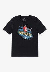 Juodas medvilnės T-svarkelis, puošiamas spalvinga snekerio grafika ir užrašu "TIESIOG PADARYK." Išryškinta Nike logotipo detalė.