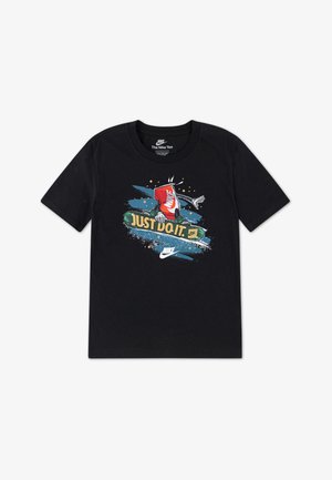 Juodas medvilnės T-svarkelis, puošiamas spalvinga snekerio grafika ir užrašu "TIESIOG PADARYK." Išryškinta Nike logotipo detalė.