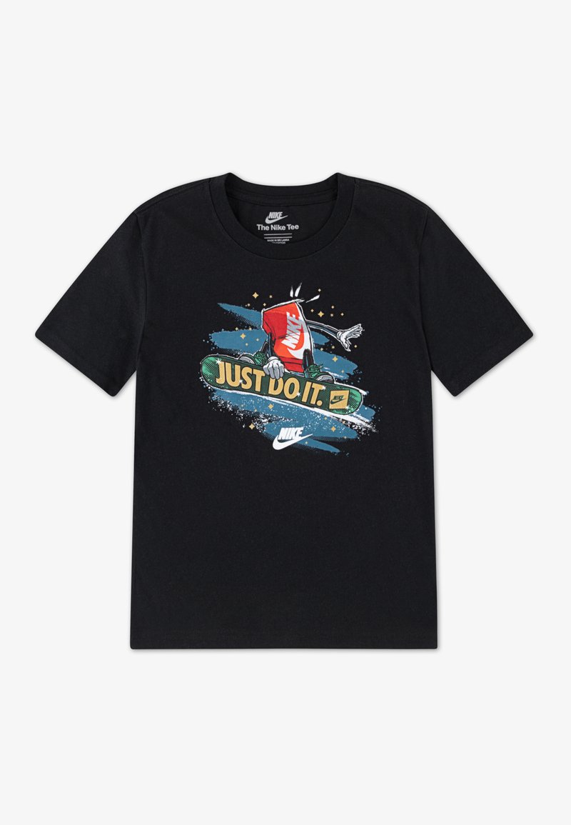 Juodas medvilnės T-svarkelis, puošiamas spalvinga snekerio grafika ir užrašu "TIESIOG PADARYK." Išryškinta Nike logotipo detalė.