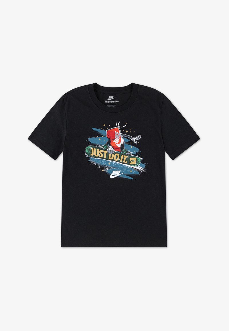 Schwarzes Baumwoll-T-Shirt mit einer bunten Grafik eines Sneakers und dem Text "JUST DO IT." Enthält auffällige Details des Nike-Logos.