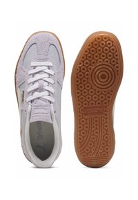 Lyse lilla ruskind og mesh sneakers med hvide snørebånd og en gummigummisål med cirkulære mønstre og branding på siden.
