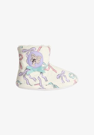 Zapatilla blanca esponjosa con estampado de cintas en tonos pastel, panel lateral con un diseño de personaje colorido y un lazo azul claro como detalle decorativo.