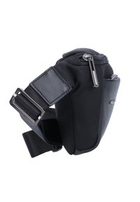 Schwarze Schultertasche aus strukturiertem Nylonstoff mit einem Akzent aus synthetischem Leder, ausgestattet mit einem Reißverschluss und einem verstellbaren Trageriemen.