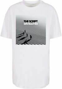 Balta medvilninė marškinėlių su juodu grafikiniu dizainu, kuriame yra horizontalių juostelių ir siluetų, tekstas skelbia "THE SCRIPT SATELLITES."