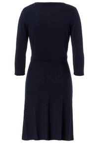 Strickkleid in Marineblau, mit Rundhalsausschnitt, langen Ärmeln und tailliertem Schnitt, das in einen schwingenden Rock übergeht. Strukturierter Stoff.
