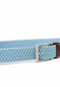 Gewebter blauer elastischer Gürtel mit einer rechteckigen silbernen Metallschnalle und einem braunen Lederakzent. Verfügt über ein strukturiertes geflochtenes Muster.