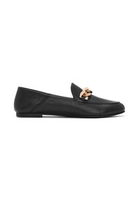 Mocassini in pelle nera con suola piatta, dotati di un accento in catena dorata sul davanti. Texture liscia e design slip-on.