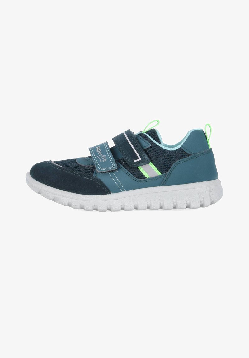 Baskets de sport avec une tige en mesh et synthétique bleu foncé, deux bandes Velcro, accents verts vifs et une semelle en caoutchouc blanche texturée.