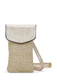 Bolso bandolera beige y dorado metálico hecho de un tejido texturizado trenzado con una solapa de cuero sintético brillante. Correa ajustable y accesorios dorados.