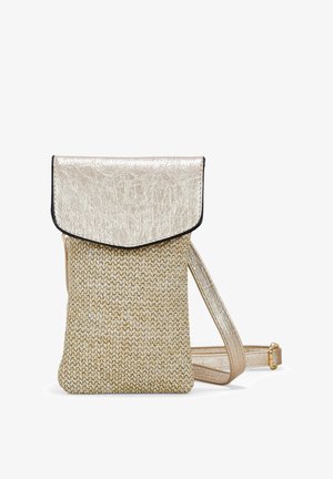 Bolso bandolera beige y dorado metálico hecho de un tejido texturizado trenzado con una solapa de cuero sintético brillante. Correa ajustable y accesorios dorados.