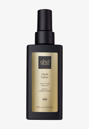 Zwarte sprayfles met een pompdeksel, voorzien van een gouden label. Tekst: "sleek talker wet to sleek styling oil," 95 ml volume.