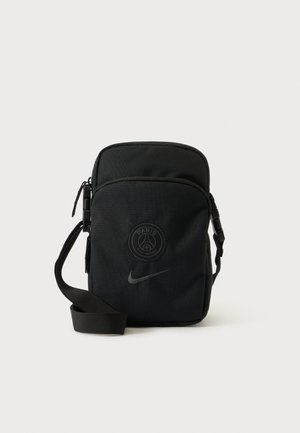 Kleine schwarze Umhängetasche mit verstellbarem Riemen, vorderer Reißverschlusstasche und geprägten Paris Saint-Germain und Nike Logos.