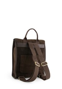 Sac en suede marron avec des accents en cuir, forme rectangulaire, poignée supérieure, sangle en toile ajustable et poche avant. Texture lisse et design robuste.