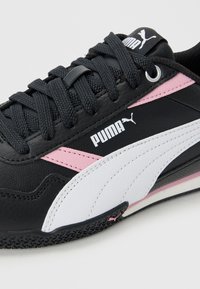 Mustad mustikad Puma tossud valgete ja roosade aktsentidega, mustad lipsud ning Puma logo külje ja keele peal.