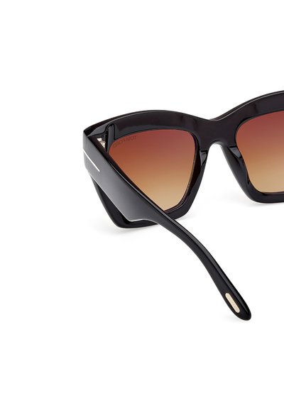 Czarne plastikowe okulary przeciwsłoneczne o geometrycznym kształcie w kształcie kota, gradientowe brązowe soczewki, błyszczące wykończenie i srebrne akcenty na zausznikach.